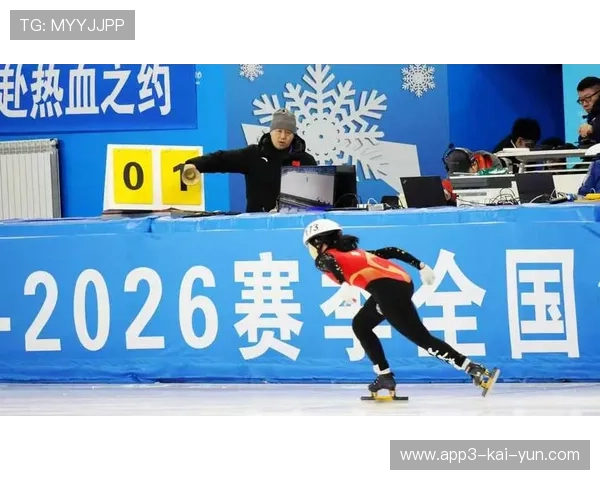 国际短道速滑巡回赛在校区开展冰上体验课，滑冰短道速滑冠军
